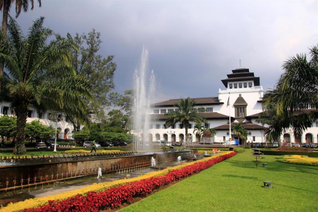 OYO 91561 Gandhi Hotel Bandung Buitenkant foto